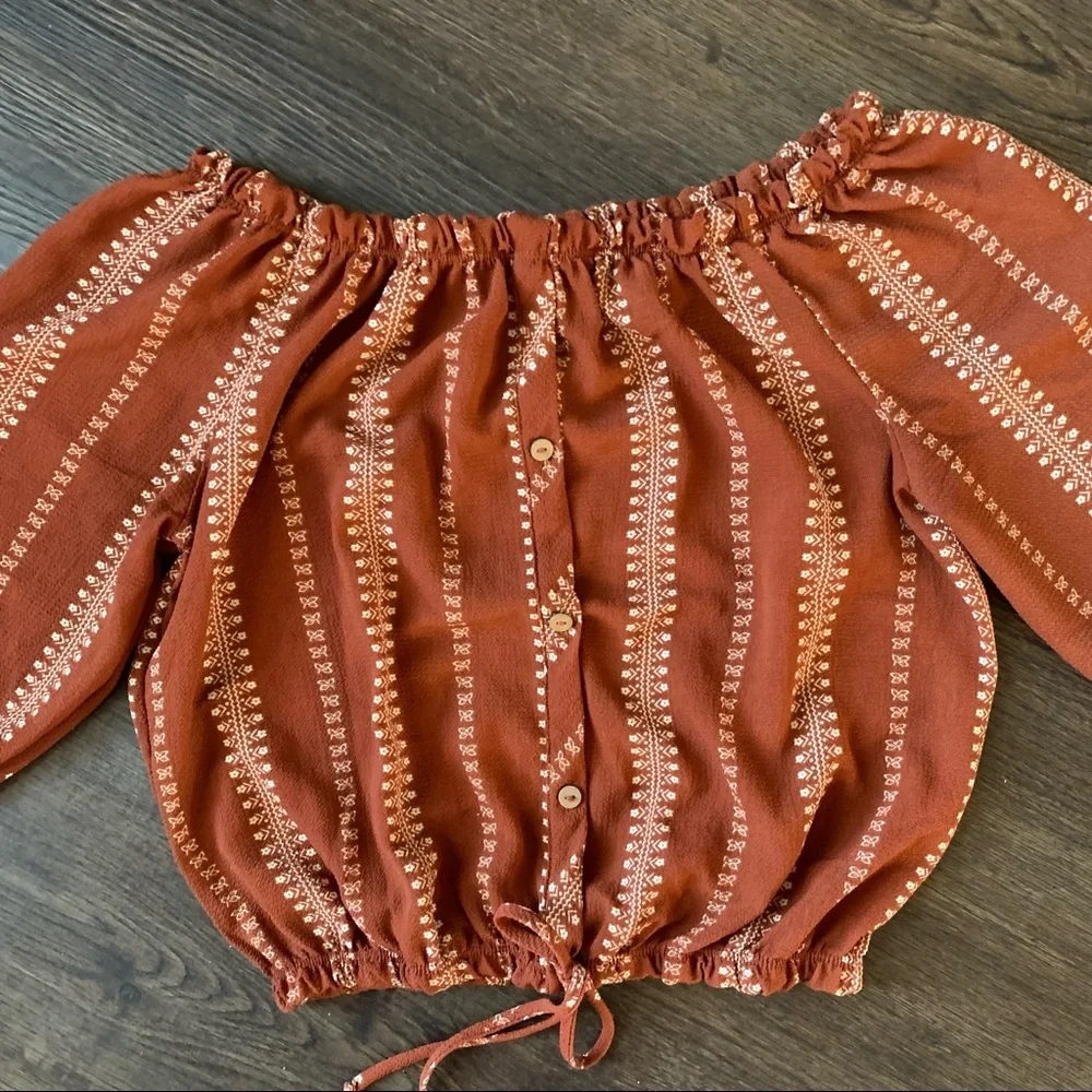 Free Kisses off should crop top elbow sleeves sz L - Picture 2 of 3